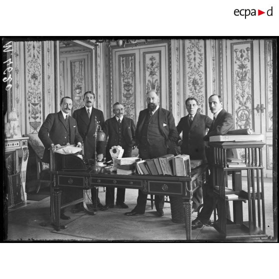 Au sous-secrétariat d'Etat des Beaux-arts, M. Dalimier dans son bureau entouré de M. Péloni, M. Alyppe, M. Valentino, M. Cortot et M. Paul Léon. [légende d'origine]