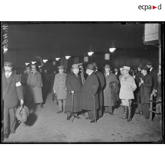 Paris, gare du Nord. L'arrivée de Lloyd Georges. M. Lloyd George s'entretenant avec M. Clemenceau. [légende d'origine]