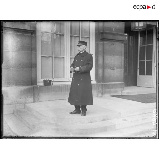 Paris, ministère des Affaires Etrangères. Conférence des Alliés. Officier de la marine américaine. [légende d'origine]