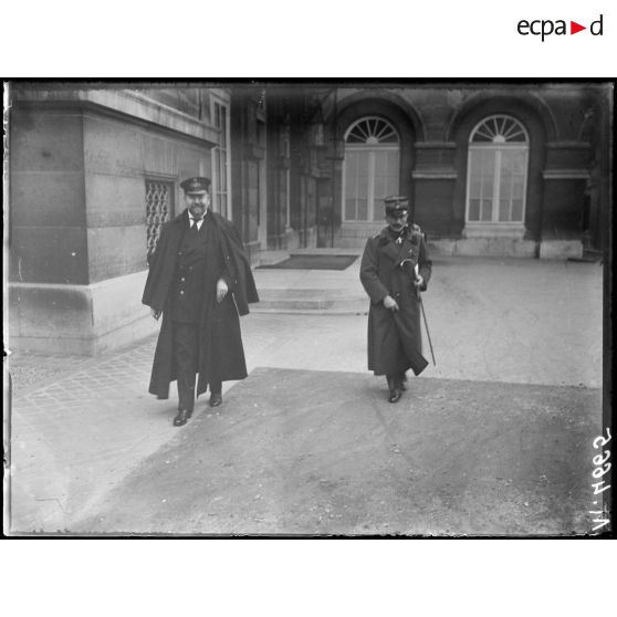 Paris, ministère des Affaires Etrangères. Conférence des Alliés. Deux délégués. [légende d'origine]