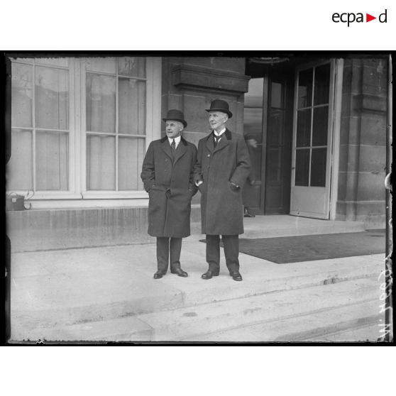 Paris, ministère des Affaires Etrangères. Conférence des Alliés. Deux délégués américains. [légende d'origine]