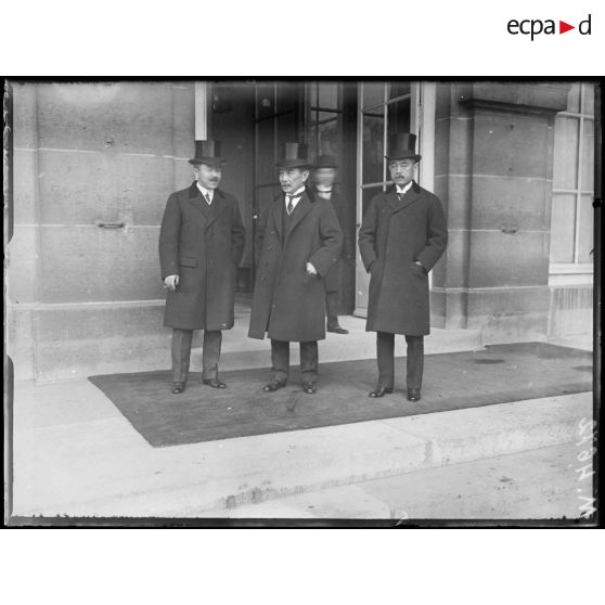 Paris, ministère des Affaires Etrangères. Conférence des Alliés. Délégués japonais, de droite à gauche, M. Nazin, ambassadeur du Japon à Paris, M. Chinda, ambassadeur du Japon à Londres. [légende d'origine]
