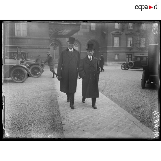 Paris, ministère des Affaires Etrangères. Conférence des Alliés. De gauche à droite, M. Cresby et un délégué américain. [légende d'origine]