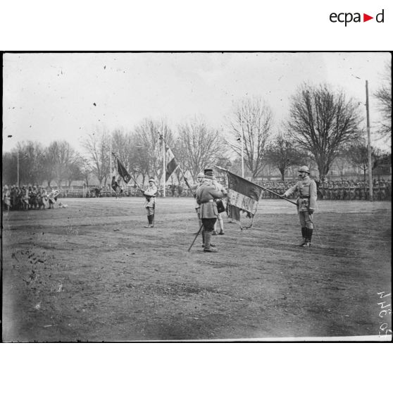 Mulhouse. Place du Champ de Foire. Le général de Castelnau accroche la fourragère au drapeau du 49e régiment d'infanterie (4e citation). [légende d'origine]