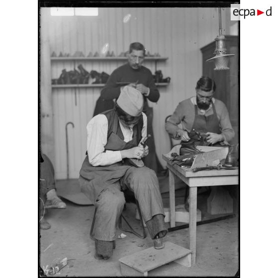 Office départemental. Ecole spéciale des mutilés. Cordonnier algérien, muni de 2 jambes articulées. [légende d’origine]
