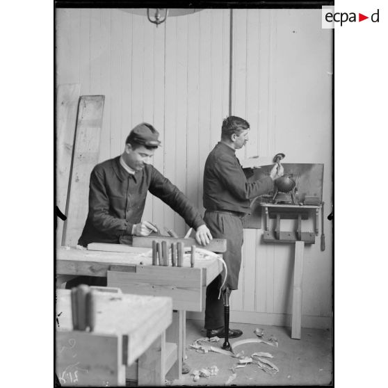 Office départemental. Ecole spéciale des mutilés. Menuisier, jambe artificielle. [légende d’origine]