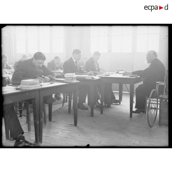 Office départemental. Ecole spéciale des mutilés. Cour de comptabilité (mutilés des bras ou des jambes). [légende d’origine]
