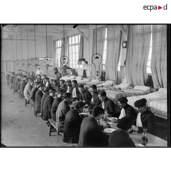 Office départemental. Ecole spéciale des mutilés. Le déjeuner. [légende d'origine]