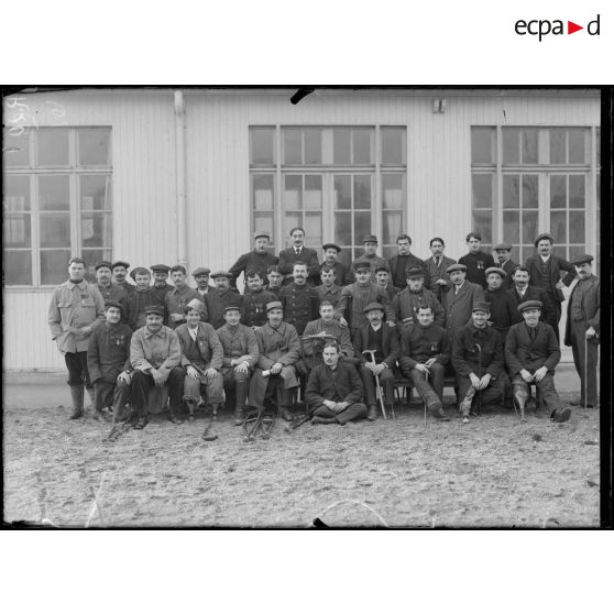 Office départemental. Ecole spéciale des mutilés. Groupe dans la cour. [légende d’origine]