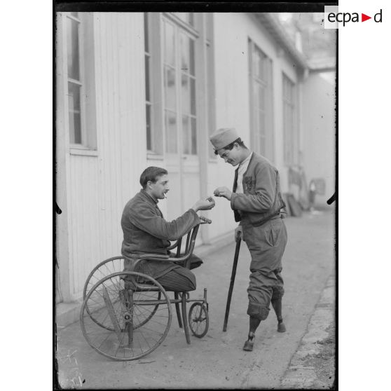 Office départemental. Ecole spéciale des mutilés. Deux mutilés. [légende d’origine]