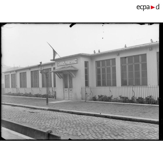 Office départemental. Ecole spéciale des mutilés. Extérieur. Entrée. [légende d’origine]