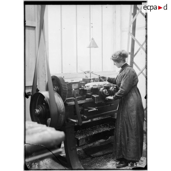Paris. Usine Vedovelli-Priestley et Cie (ateliers de construction électrique, 160 rue St Charles), finition d’obus sur tour à reproduction. [légende d'origine]