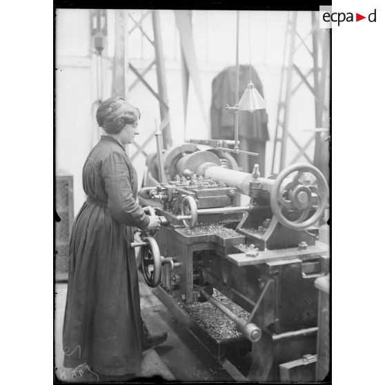Paris. Usine Vedovelli-Priestley et Cie, dégrossissage avant l’ogivage. [légende d’origine]