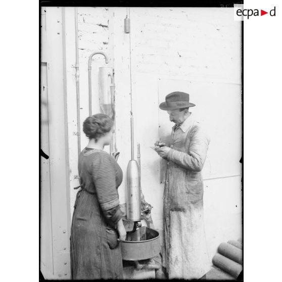 Paris. Usine Vedovelli-Priestley et Cie, vérification du volume intérieur. [légende d’origine]
