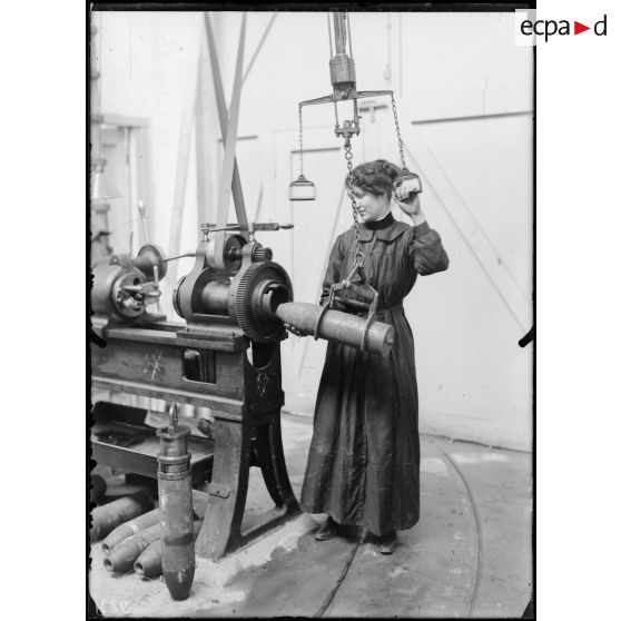 Paris. Usine Vedovelli-Priestley et Cie, montage des obus sur les tours par palan pneumatique. [légende d’origine]