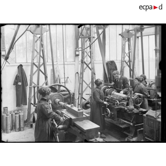 Paris. Usine Vedovelli-Priestley et Cie, mise à longueur et dégrossissage. [légende d’origine]