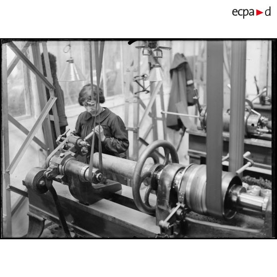 Paris. Usine Vedovelli-Priestley et Cie, tour à centrer. [légende d’origine]