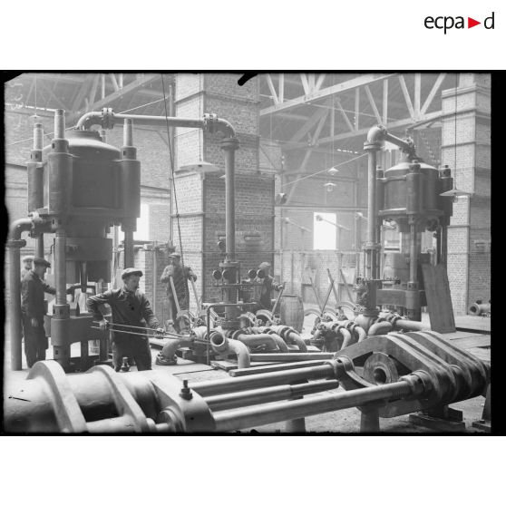 Paris. Usine Vedovelli-Priestley et Cie, presse d’emboutissage. [légende d’origine]