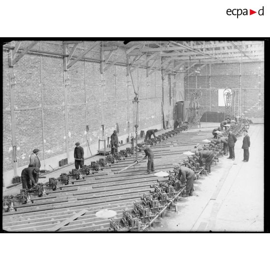 Paris. Usine Vedovelli-Priestley et Cie, le sciage. [légende d’origine]