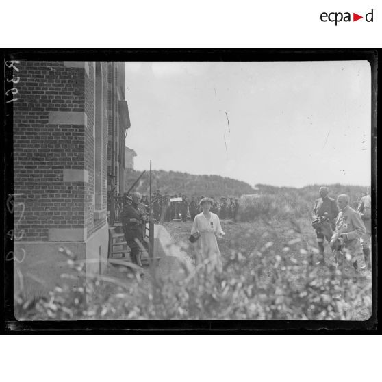 La Panne (Belgique). La reine des Belges vient de recevoir la Croix de guerre. [légende d’origine]