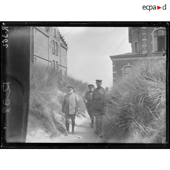 La Panne (Belgique). Le roi des Belges et le président de la République. [légende d’origine]