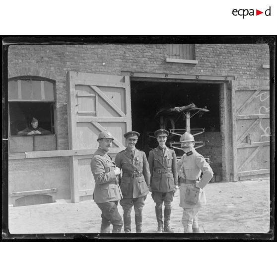 Wulpen (Belgique). Les deux princes de Bourbon Parme viennent de recevoir la Croix de guerre des mains du président de la République. [légende d’origine]