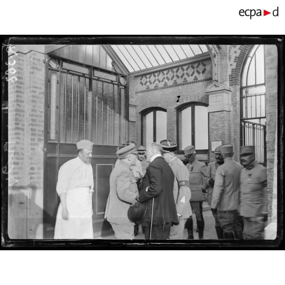 Dunkerque. Visite de l’hôpital militaire par le président de la République. [légende d’origine]