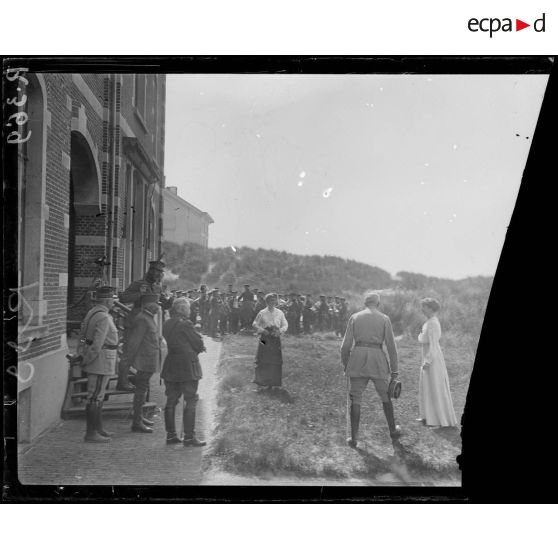 La Panne (Belgique). La reine des Belges et le roi des Belges à la résidence royale. [légende d’origine]