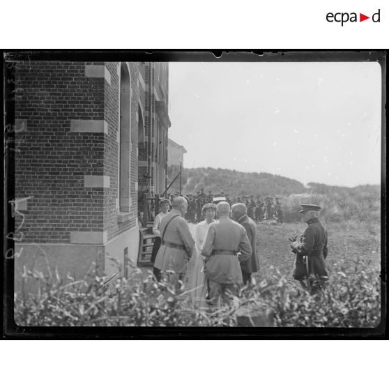 La Panne (Belgique). La reine est félicitée, après la remise de la Croix de guerre. [légende d’origine]