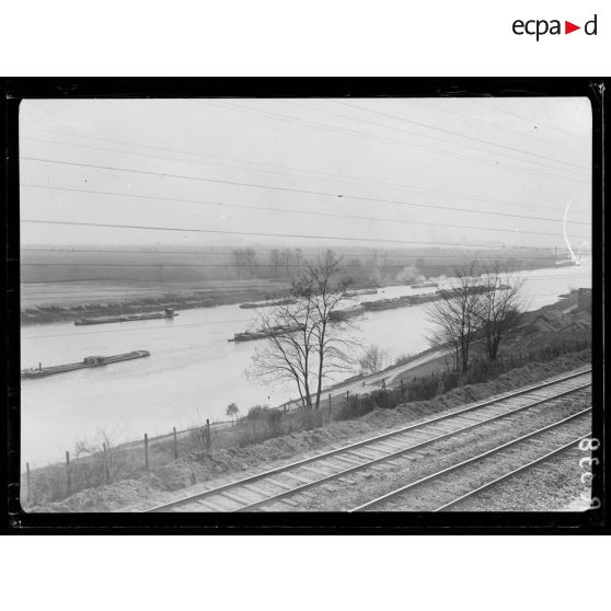 Péniches sur la Seine à Argenteuil. [légende d’origine]