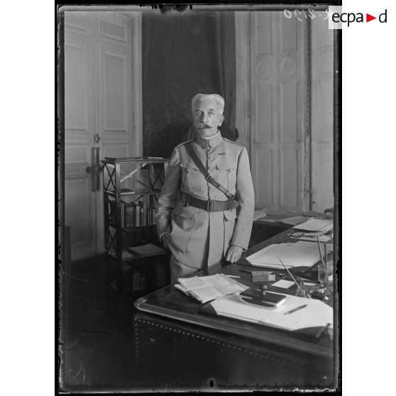 Paris, Ministère de la guerre. Le général Lyautey dans son cabinet. [légende d'origine]