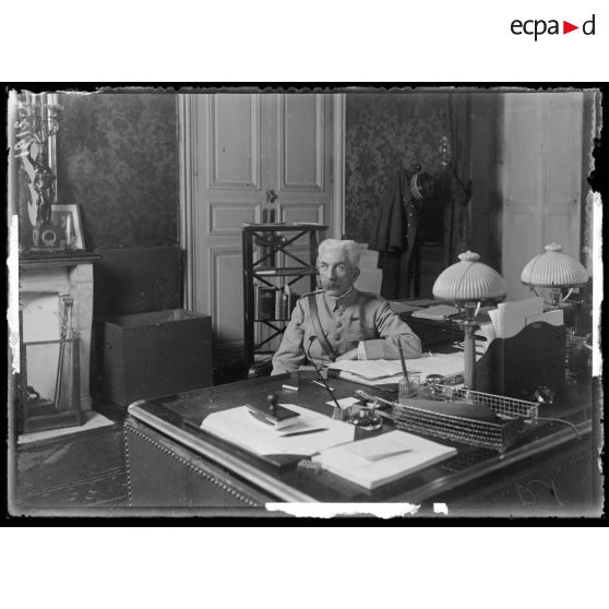 Paris, Ministère de la guerre. Le général Lyautey dans son cabinet. [légende d'origine]