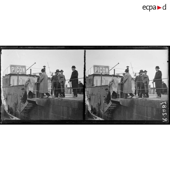 Pauillac (Gironde). Embarquement du service de santé, de l'officier visiteur et de la police spéciale pour l'Orléans. [légende d'origine]