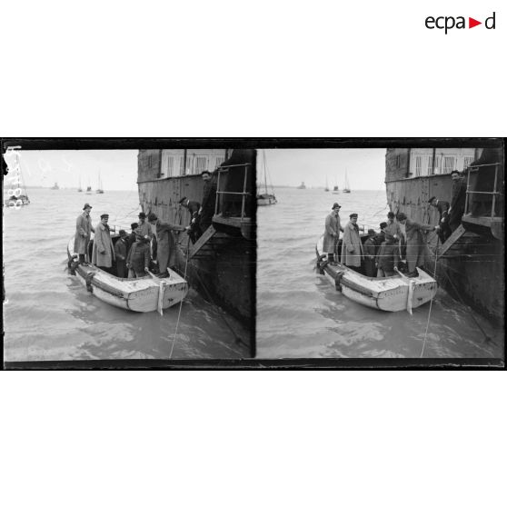 Pauillac (Gironde). Embarquement du service de santé, de l'officier visiteur et de la police spéciale pour l'Orléans. [légende d'origine]
