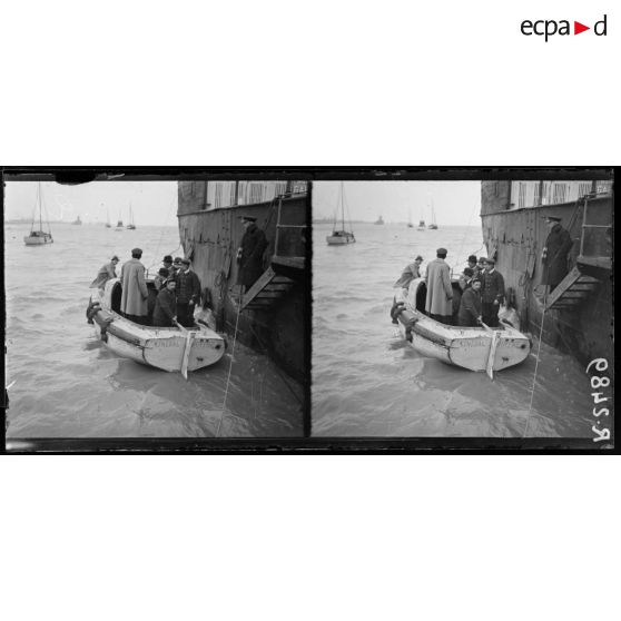 Pauillac (Gironde). Embarquement du service de santé, de l'officier visiteur et de la police spéciale pour l'Orléans. [légende d'origine]