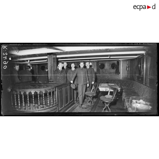 Pauillac (Gironde). Le capitaine Allen D. Tucker, commandant l'Orléans avec l'officier visiteur et la police spéciale dans la salle à manger. [légende d'origine]