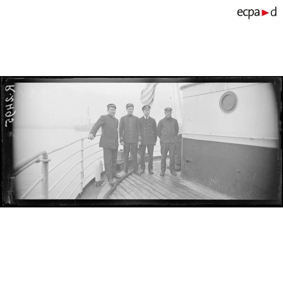 Pauillac. Le capitaine et ses officiers. [légende d'origine]