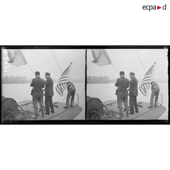 En vue de Bordeaux. Les officiers hissent les flammes. [légende d'origine]