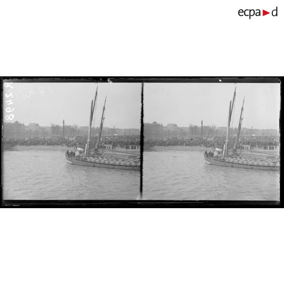 Bordeaux. La foule massée sur le quai, acclame l'équipage de L'Orléans. [légende d'origine]