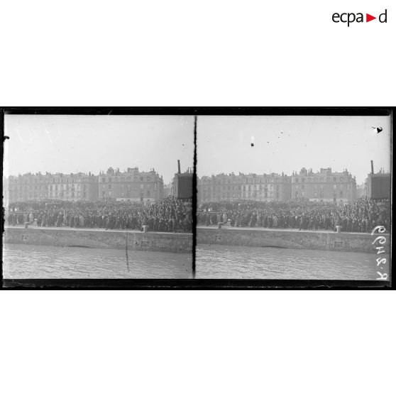 Bordeaux. La foule massée sur le quai, acclame l'équipage de L'Orléans. [légende d'origine]