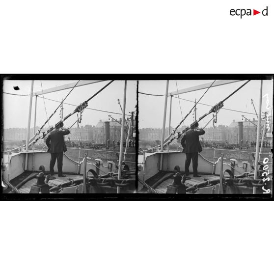 Bordeaux. Les officiers de l'équipage de L'Orléans répondent au salut de la foule.