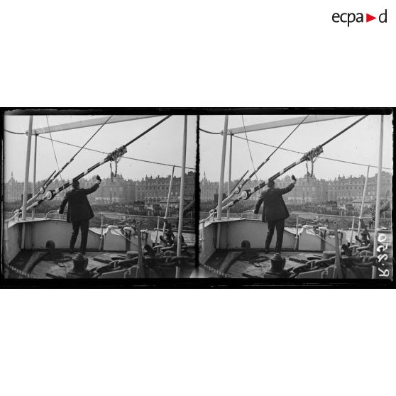 Bordeaux. Officier de L'Orléans répondant aux acclamations de la foule. [légende d'origine]