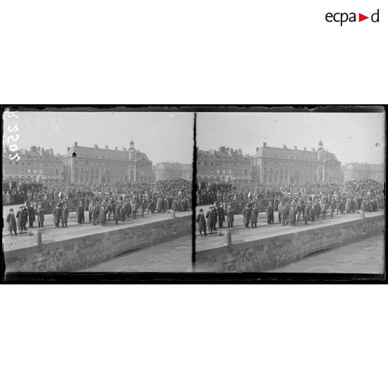 Bordeaux. Les autorités civiles et militaires de Bordeaux attendent L'Orléans. [légende d'origine]