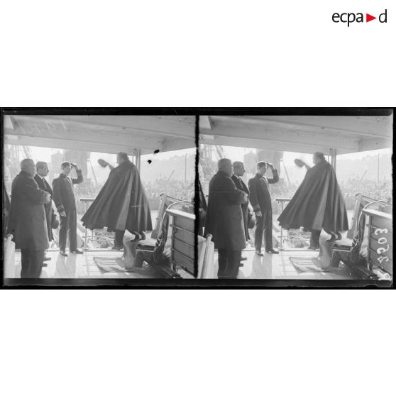 Bordeaux. Les autorités civiles et militaire montent à bord de L'Orléans pour saluer les officiers. [légende d'origine]