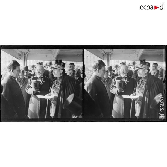 Bordeaux. Monsieur Olivier Bascon, préfet de la Gironde, souhaite la bienvenue au capitaine Tucker et le félicite. [légende d'origine]