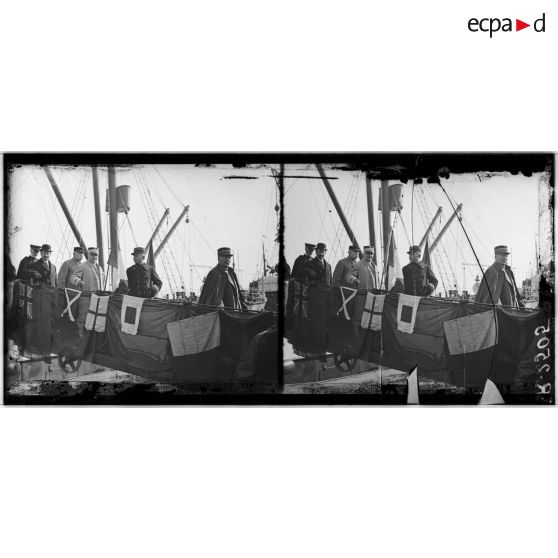 Bordeaux. Les autorités militaires quittent L'Orléans pour se rendre à l'hôtel de ville. [légende d'origine]