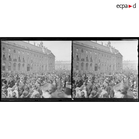 Bordeaux. La foule devant L'Orléans après la réception officielle. [légende d'origine]