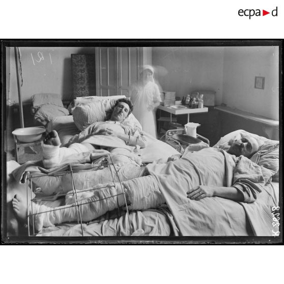 Paris. Hôpital du Grand Palais. Opération de la greffe osseuse par le Docteur Laurent. Les deux opérés, 2 jours après l'opération. [légende d'origine]