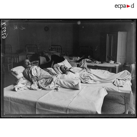 Paris. Hôpital du Grand Palais. Opération de la greffe osseuse par le Docteur Laurent. Les deux opérés, 2 jours après l'opération. [légende d'origine]