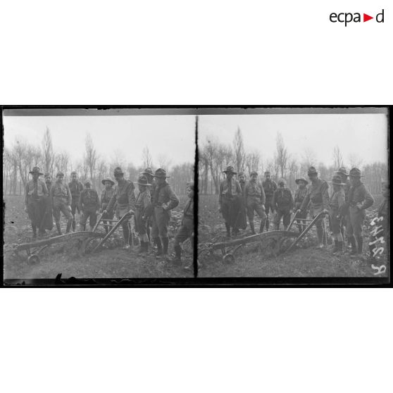 Puteaux (Seine). Mise en culture par les Eclaireurs de France de l'île de Puteaux. [légende d'origine]